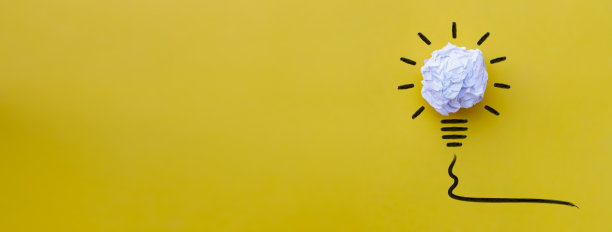 伟大的创意概念与皱巴巴的白纸灯泡孤立在黄色横幅背景图片下载