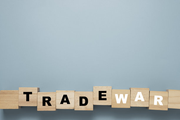 贸易战词打印屏幕上的木块立方体与蓝色背景。图片下载