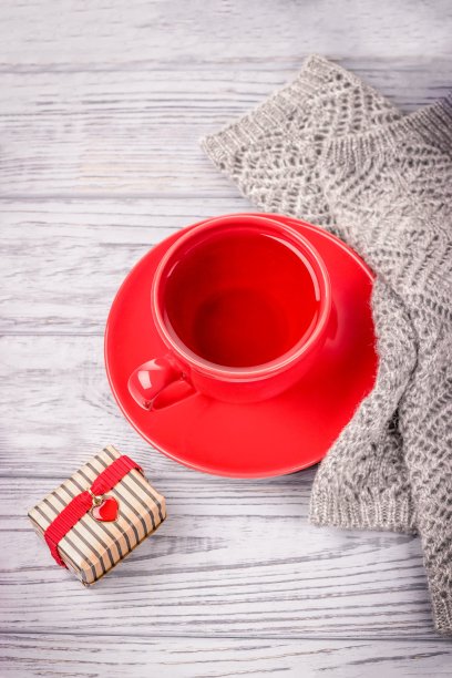 一杯红茶，一份红心情人节礼物图片下载