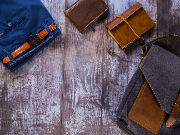 风格和时尚。男士牛仔裤，手袋，钱包，笔记本和手表。背景和纹理。图片下载