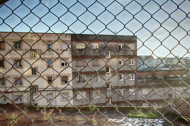 穿过生锈的篱笆的旧房子图片下载