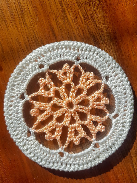 漂亮的钩针杯垫和两种颜色图片下载