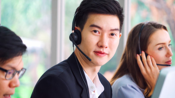 商务人员戴着耳机在办公室工作图片下载