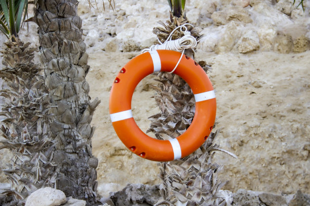 以海滩为背景挂着救生圈图片下载