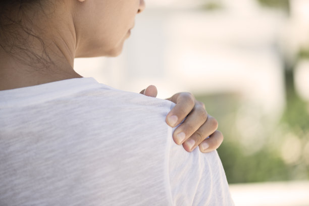 肩膀疼痛的女性图片下载