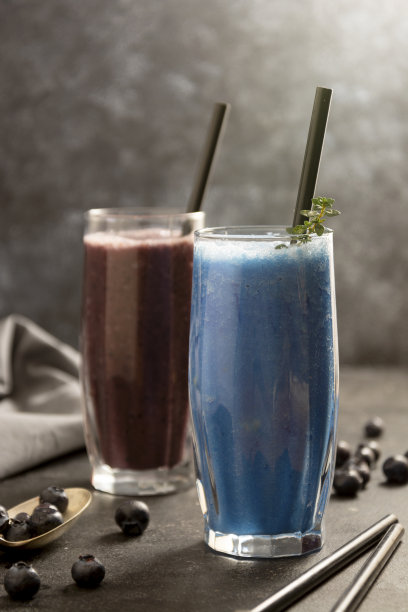 冰沙杯加螺旋藻粉。新鲜香蕉、蓝莓健康排毒饮品。图片下载