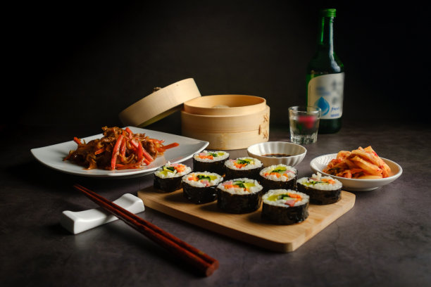 韩国美食美食美食加德满都饺子Jeyuk Bokkeum猪肉Gimbap专业美食摄影图片下载