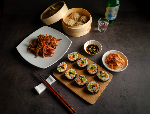 韩国美食美食美食加德满都饺子Jeyuk Bokkeum猪肉Gimbap专业美食摄影图片下载