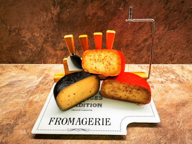 特制的奶酪切片板上刚切好的涂有蜡的奶酪轮子图片下载
