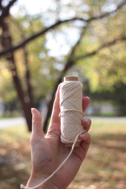 姑娘的手缠着线图片下载