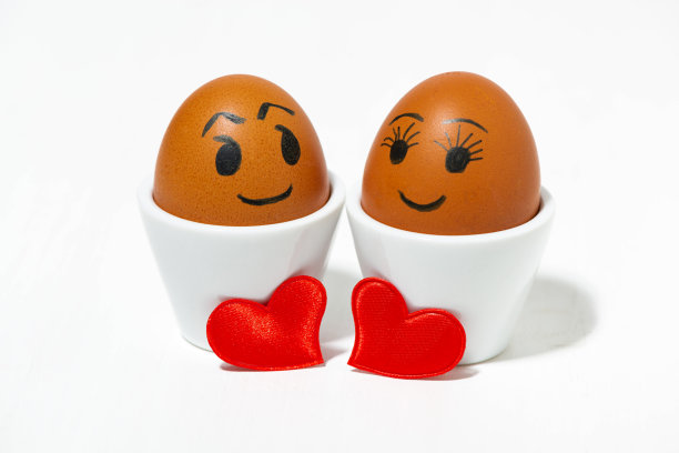 鸡蛋和红心，相爱的情侣，白色背景上的概念照片图片下载