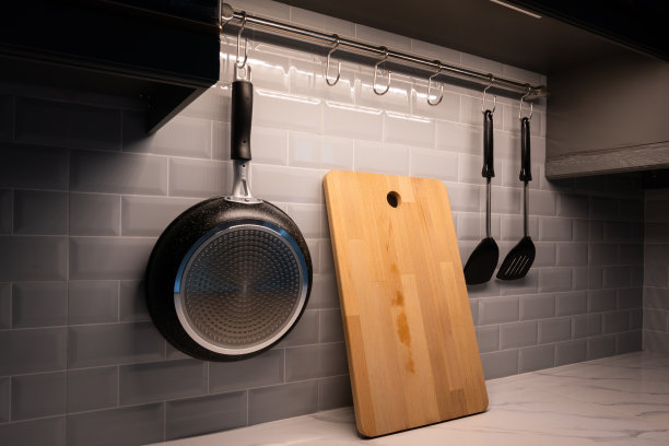 新厨房里的厨具。图片下载