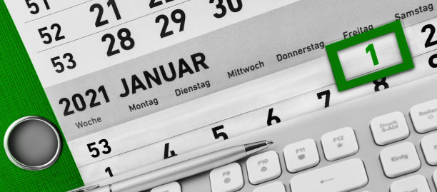 绿色日历2021年1月1日和PC键盘图片下载