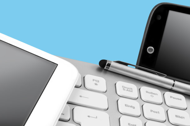 带有PC键盘和移动技术的平板电脑图片下载