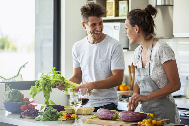 幸福的夫妇在厨房做素食图片下载