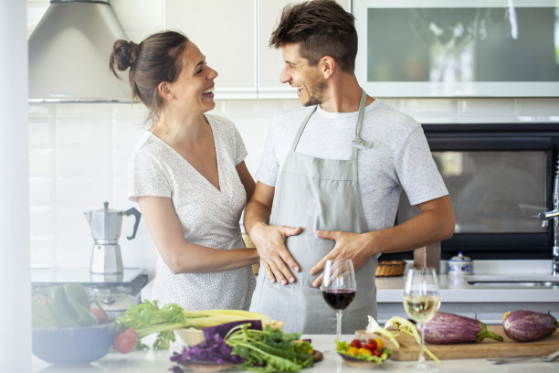 幸福的夫妇在厨房做素食图片下载