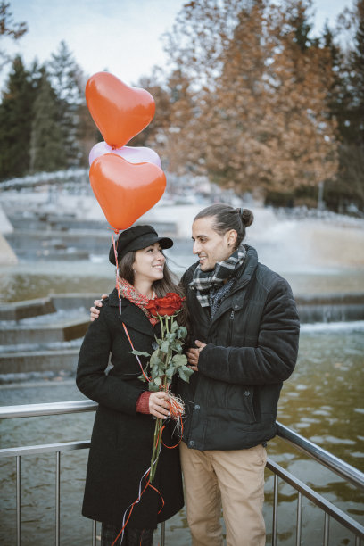 年轻情侣在情人节。图片下载