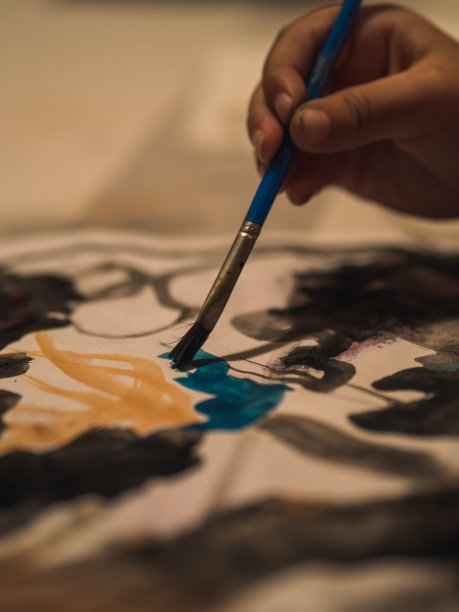 手的孩子画画。蓝色的颜色。艺术，绘画，回到学校，孩子和艺术概念图片下载