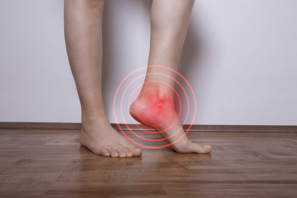 女子在木地板上露出疼痛的脚踝图片下载