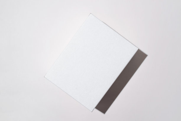 白盒子模型。小纸板箱，盖上盖子，背景光线，俯视图图片下载