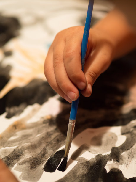 手的孩子画画。蓝色的颜色。艺术，绘画，回到学校，孩子和艺术概念图片下载