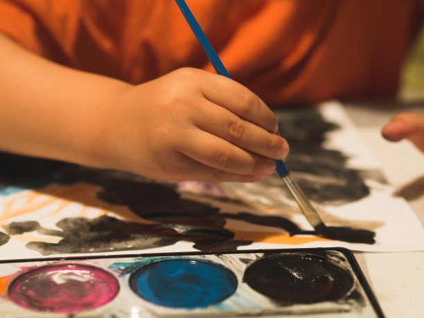 让孩子用颜色画画。艺术，绘画，回到学校，孩子和艺术概念图片下载