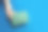 特写的女性手拿着一个绿色的纸信封在背景的蓝色。图片下载