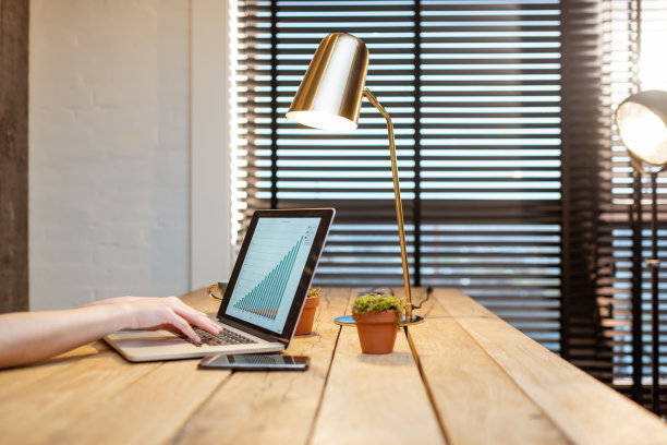 带笔记本电脑的家庭办公空间图片下载