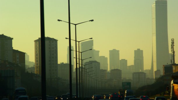 大城市日落时的交通状况。看着高楼大厦。天空(黄色)图片下载