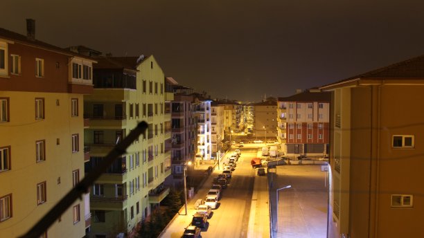 从阳台上可以看到街景，很多车停在那里。图片下载