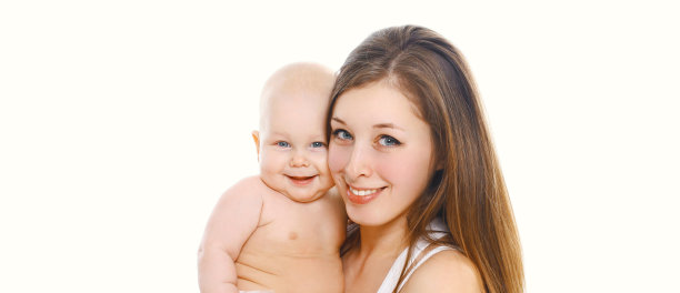 幸福微笑的母亲和婴儿一起玩在一个白色的背景肖像图片下载