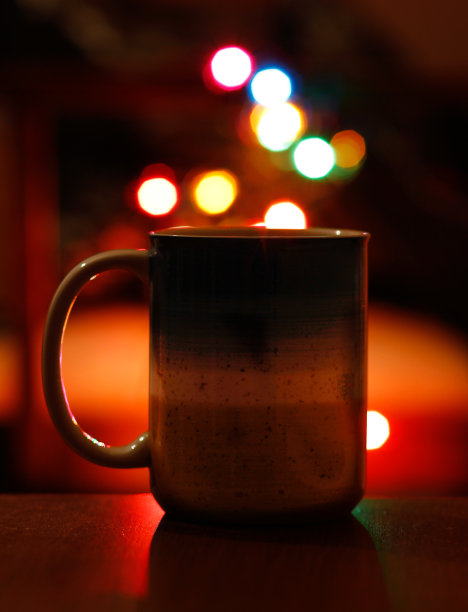 深色背景上的彩色淡景和咖啡杯图片下载