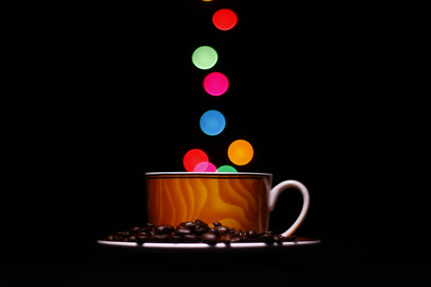 深色背景上的彩色淡景和咖啡杯图片下载