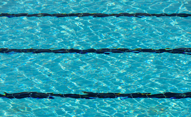 室外游泳池中泳道标记的图案图片下载