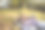 女人戴着耳机在户外愉快地听音乐图片下载