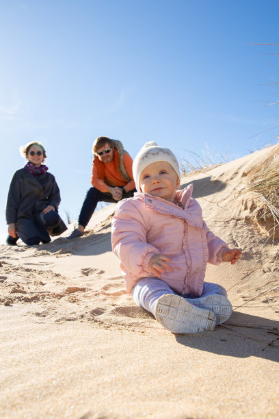 快乐可爱的宝宝在温暖的衣服玩和滚动图片下载