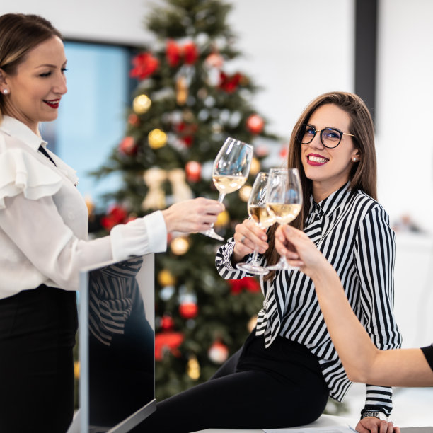 在办公室庆祝圣诞节图片下载
