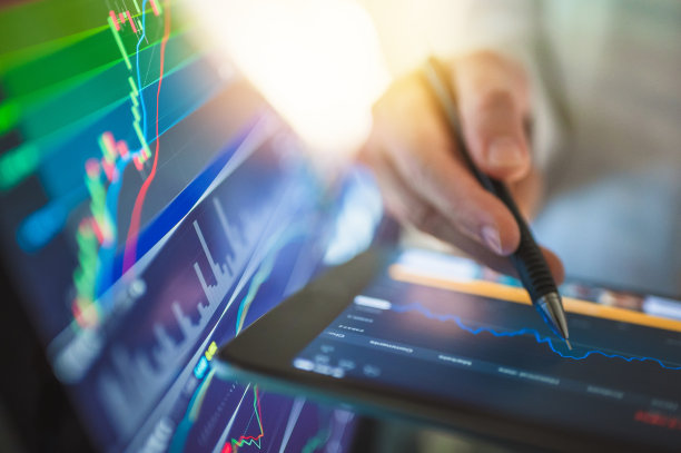 商人使用手机在线交易与报价和报价的基本面分析和金融图表，在股票市场，外汇，加密货币和商品图片下载