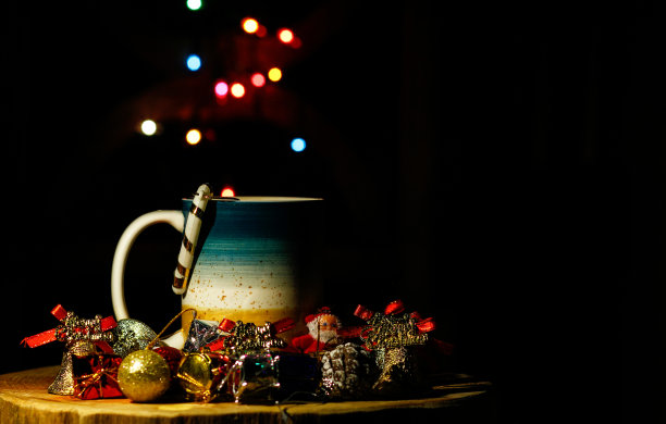 深色背景上的彩色淡景和咖啡杯图片下载