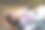 女人戴着耳机在户外愉快地听音乐图片下载