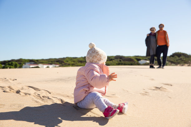 穿着粉红色夹克的活跃宝宝图片下载