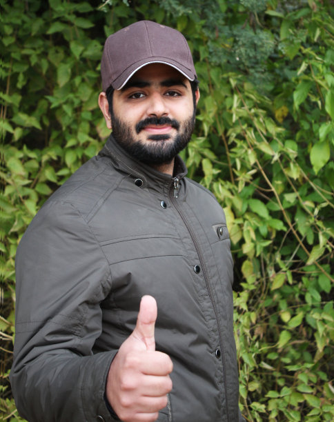 一个年轻人的肖像图片下载