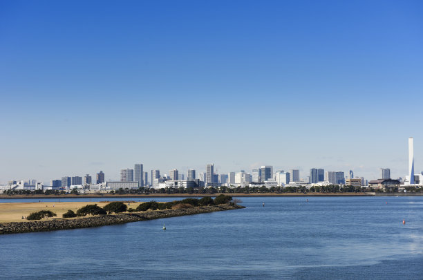 从东京湾地区在东京城市天际线对晴朗的天空图片下载