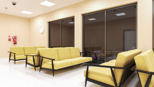 灯火通明的候车室，黄色的长凳，在夜间图片下载