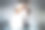 年轻的潮女拿着一个空白的白纸包装在她的手与标志和设计的空白空间。裁剪的照片，一个女孩写一条短信在现代手机上。图片下载