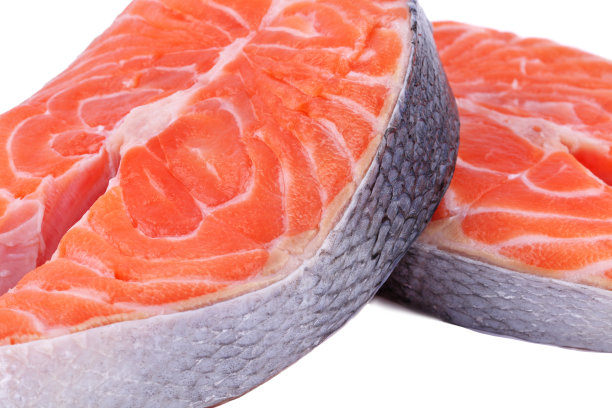 鲑鱼排，新鲜的鱼片，鳟鱼在白色孤立的背景与修剪路径，充分的景深图片下载