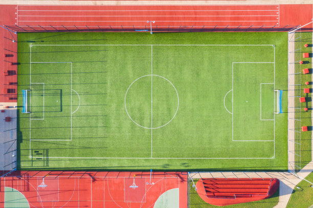 空的绿色足球场鸟瞰图图片下载
