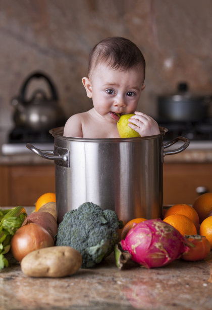 男婴在不锈钢烹饪锅滤锅图片下载