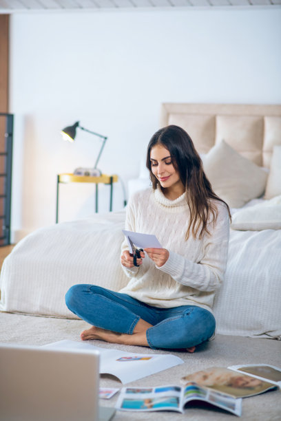 黑头发的年轻女子从杂志上剪了一些照片，还列了个愿望清单图片下载