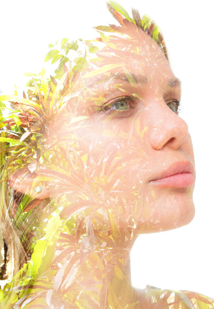 一个自信的年轻女子的双重曝光肖像近距离结合棕榈树在白色背景图片下载